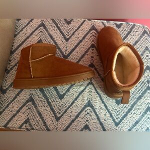 Boston Mini Boots size 10.5 women-run small
